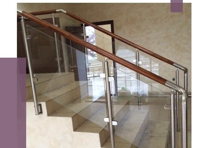 Комбинированные перила из металла и дерева в Магнитогорске